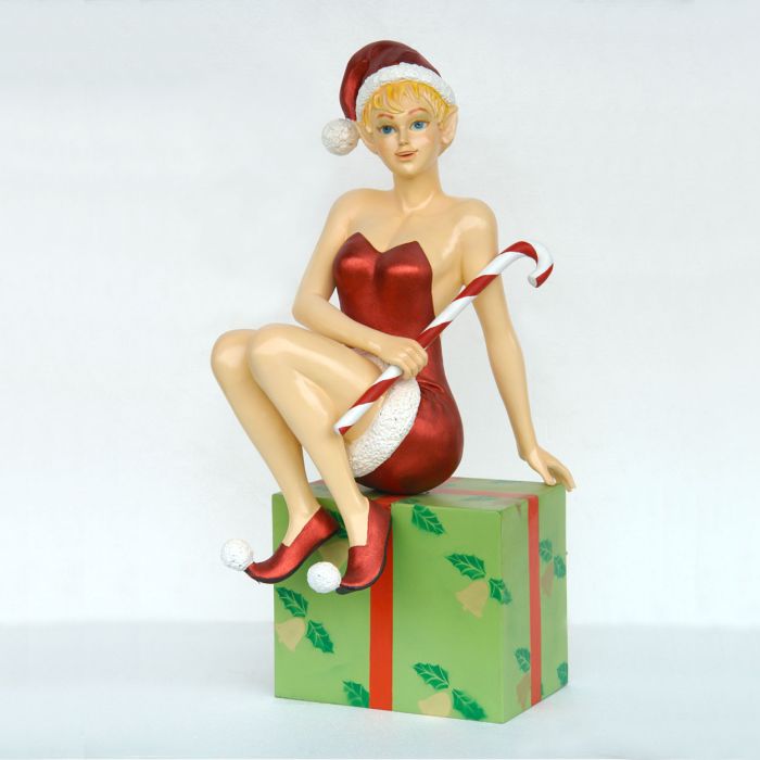 Weihnachtsfee sitzend auf Geschenk lebensgroß Deko- & Werbefigur