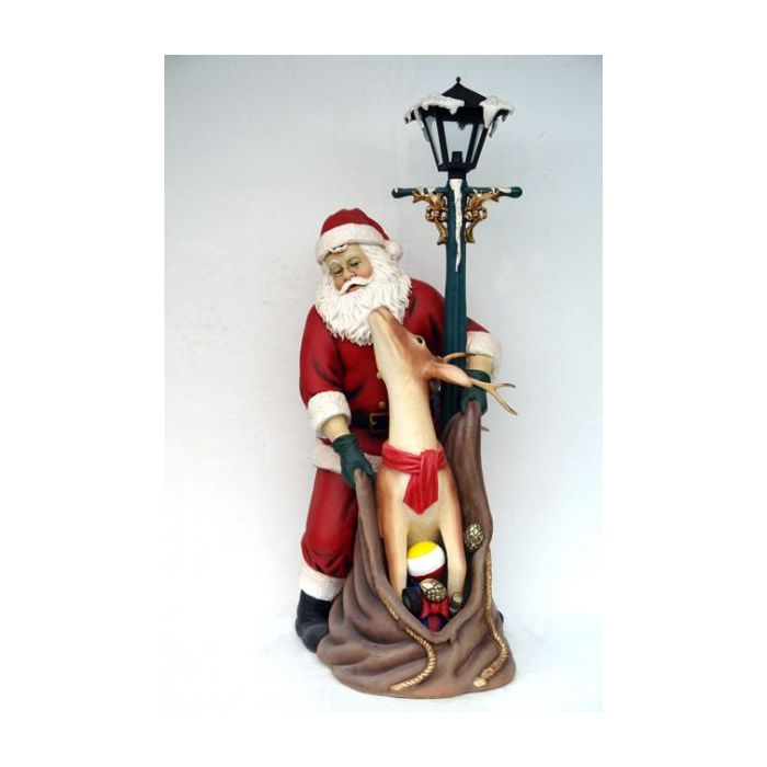 Weihnachtsmann mit Rentier unter Laterne lebensgroß Deko- & Werbefigur