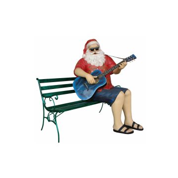 sitzender Weihnachtsmann in Urlaubsstimmung spielt auf Gitarre lebensgroß