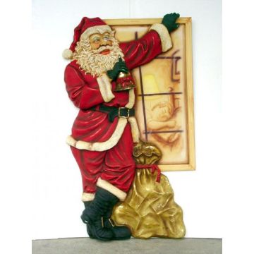 Weihnachtsmann am Fenster stehend lebensgroß