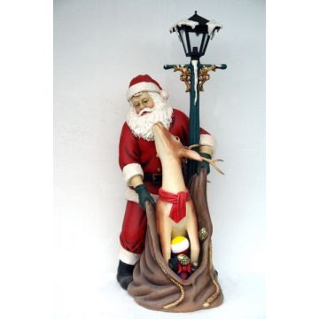 Weihnachtsmann mit Rentier unter Laterne lebensgroß